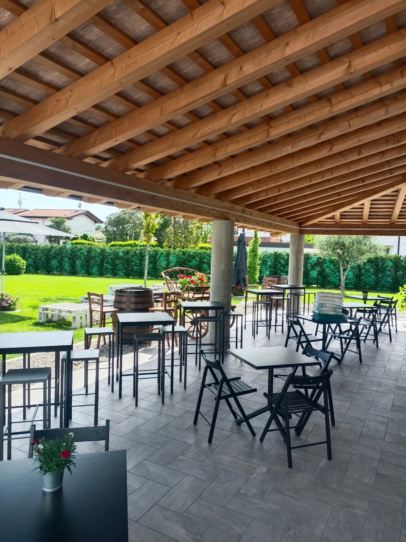 Pergolato in legno con tavoli