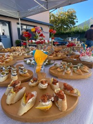 Buffet con tavole di legno